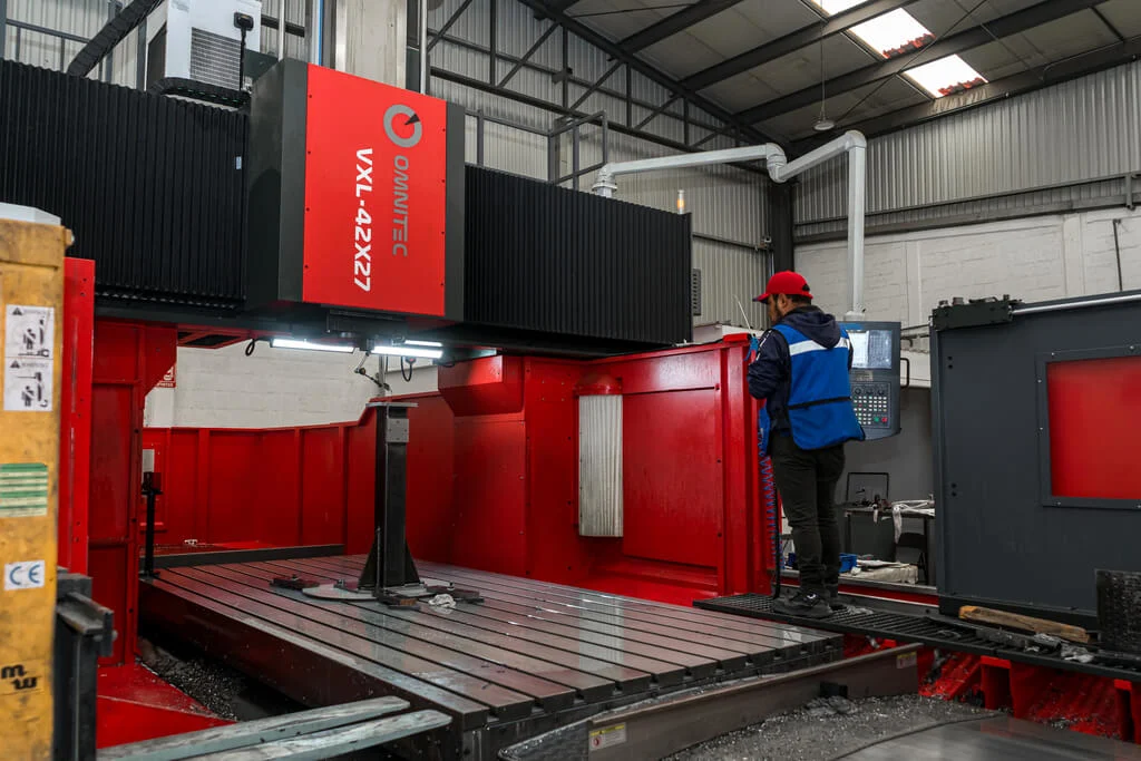 Centro de maquinado CNC APCA en operación