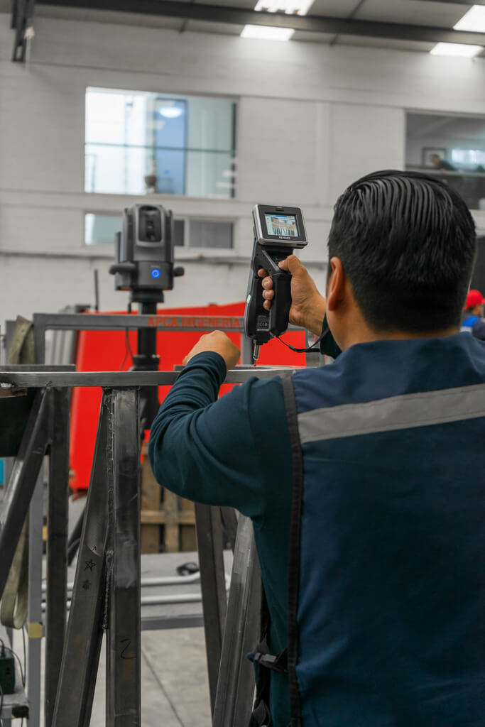 Operador realizando escaneo 3D portátil