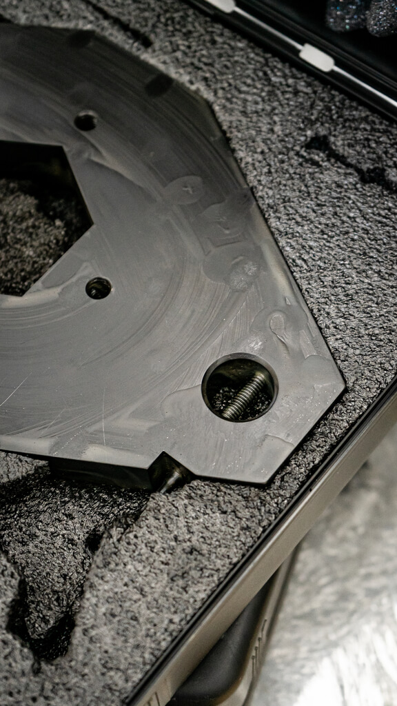 Detalle de componente mecanizado aeroespacial